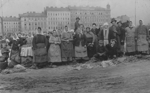 1925_Wiener Heumarkt, über Generationen baute Familie Gugumuck Feldgemüse in Rothneusiedl an. Seit Generationen führt die Familie Gugumuck den Hof Johann Gugumuck baute Feldgemüse in Rothneusiedl an und hatte einen großen Stall mit Vieh.