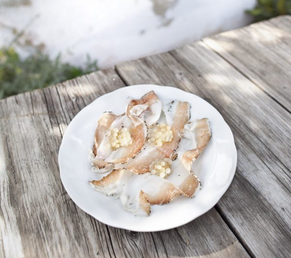 Lardo Schnecken-Kaviar, Escargots-Perlen von Gugumuck, Rezeptvorschläge z. B. Carpazzio mit Schneckenkaviar oder Wiener Austern-Ei. Rezeptvorschläge mit dem Wiener Schnecken-Kaviar: Wiener Austern-Ei mit Wiener Schneckenkaviar und Olivenöl, Carpaccio vom Kalbsfilet mit Schneckenkaviar.