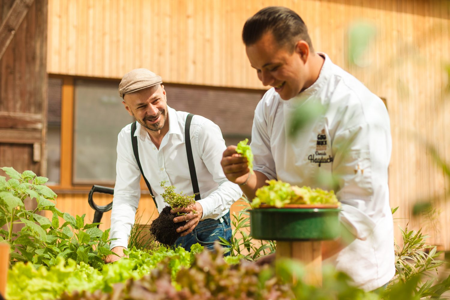 Kräutergarten vor der Schnecken-Manufaktur Gugumuck, mit Andreas Gugumuck und Dominik Hayduck, purer Geschmack und Natürlichkeit beim Schneckengenuss durch Haltbarmachung ohne Zusatzstoffe