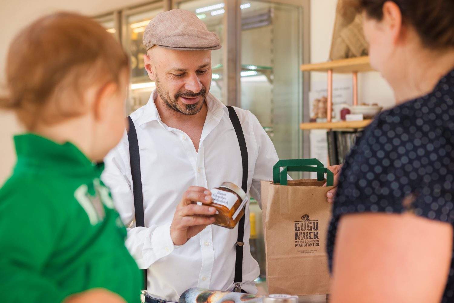 © Philipp Lipiarski / www.lipiarski.com, Farm 2 Table, Andreas Gugumuck im Hofladen der Wiener Schnecken-Manufaktur Gugumuck, In unserem Ab-Hof-Laden können sie während der Öffnungszeiten im Direktverkauf einkaufen, sonst im Onlineshop