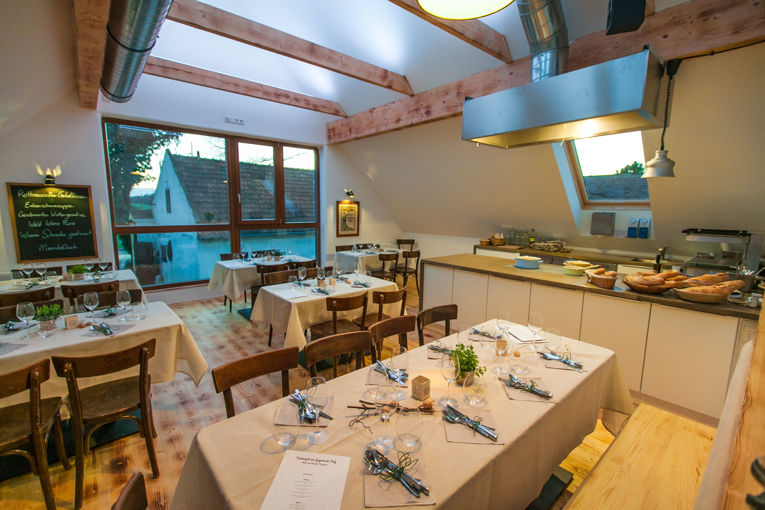 Bistro am Gugumuck-Hof der Wiener Schnecken-Manufaktur Gugumuck. Hof-Bistro Wiener Schnecken Gugumuck, mit Jürgen Winter, Show Küche, Farm 2 table, Degustationsmenü, familiäre Atmosphäre, Farm 2 fork, Weinbergschnecken