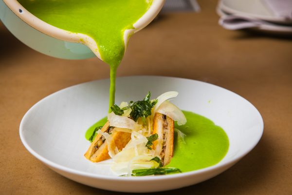 Erbsenschaumsuppe mit Schnecken-Pofese aus dem Gugumuck Bistro, Escargots-Menü, Frühling mit Walter Eselböck, Heinz Hanner mit Christoph Wagner, Jacqueline Pfeifer, Gerd Wolgang Sievers, Meinrad Neunkirchner uvm.