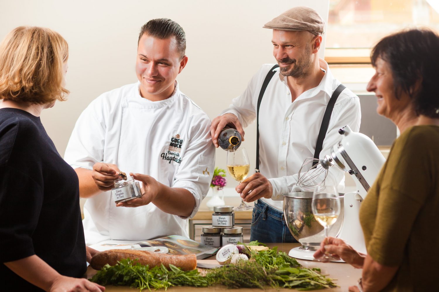 Schneckenkochkurs mit Andreas Gugumuck und Dominik Hayduck am Hof der Wiener Schnecken-Manufaktur, Sammeln Sie Kocherfahrung mit einem Spitzenkoch. Er gibt Tipps für Schneckenkompositionen für deine Veranstaltung.