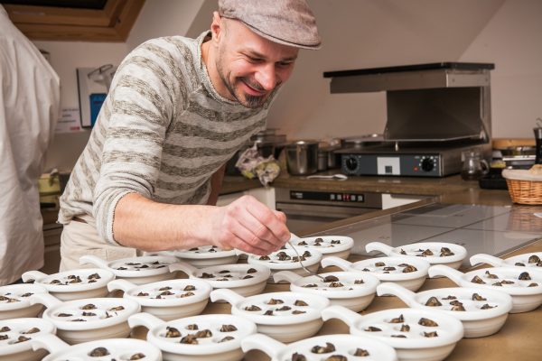 Credits: Philipp Lipiarski, Andreas Gugumuck beim gratinieren der Wiener Schnecken (Escargots). Pressebilder nur für redaktionelle Zwecke müssen mit der Quellenangabe "www.gugumuck.at" und den Credits versehen sein. Veröffentlichung ist honorarfrei.