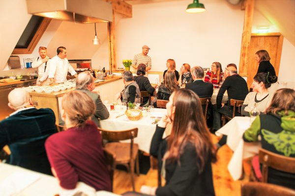 © Philipp Lipiarski / www.lipiarski.com, Bistro am Gugumuck-Hof Wiener Schneckenmanufaktur, Farm 2 Table, Privat - und Firmenevents z. B. zur Teambildung mit Catering zu einer günstigen Raummiete. Farm 2 Table: Ursprüngliche Ernährung und neue wissenschaftliche Erkenntnisse. Der Future Garden besteht aus über 66 Pflanzen alte Sorten und Raritäten.