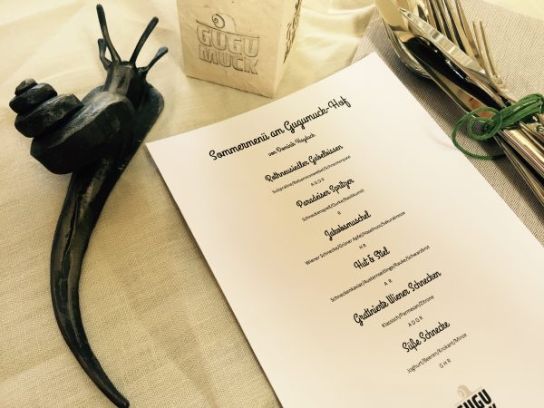 Menü am Gugumuck-Hof, Farm 2 Table. Freut Euch auf ein tolles 7 Gang Menü. Unser Küchenchef Jürgen Winter bringt Farbe in den Winter! Erleben Sie das Farm-2-table Konzept am Gugumuck Hof