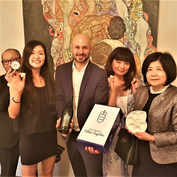 Japan, Andreas Gugumuck Wiener Schnecken-Manufaktur. Mit dem Traditionsunternehmen Augarten haben wir ein exklusives Porzellan für unsere Wiener Weinbergschnecken entworfen. Im Zeichen von Slow-Food.