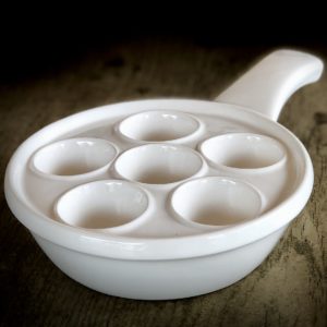 Schneckenpfanne, Schneckenkeramik, Schneckenporzellan. Eine Gugumuck Schneckenpfanne oder eine exklusive 6er Schnecken-Pfanne von Augarten Porzellan als Geschenk oder das Dinner zu zweit.